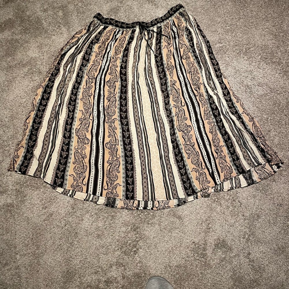Elegant Black and Cream A-Line Skirt